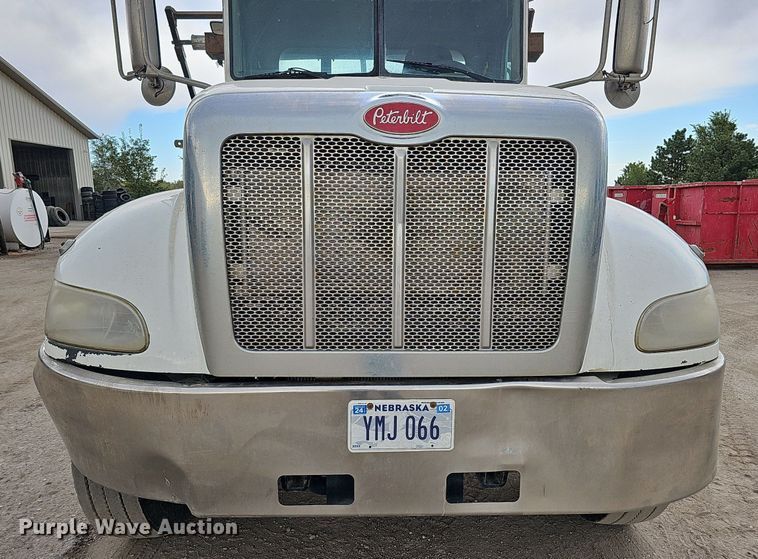 image for item MH9395 2014 Peterbilt 382  hook lift truck