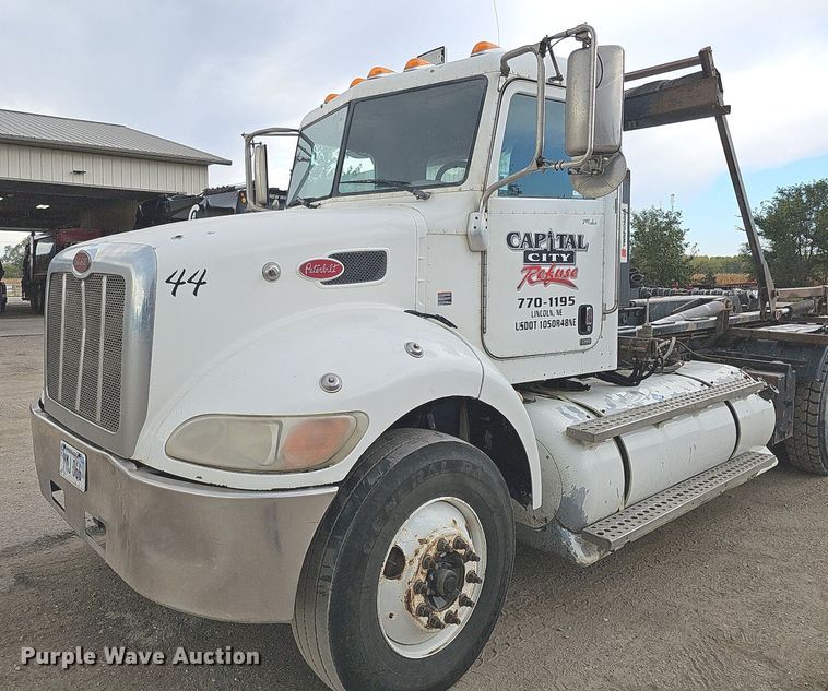 image for item MH9395 2014 Peterbilt 382  hook lift truck