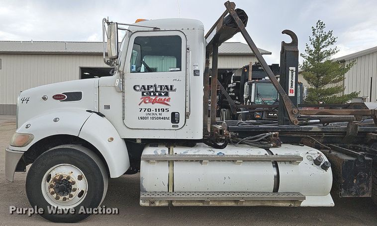 image for item MH9395 2014 Peterbilt 382  hook lift truck