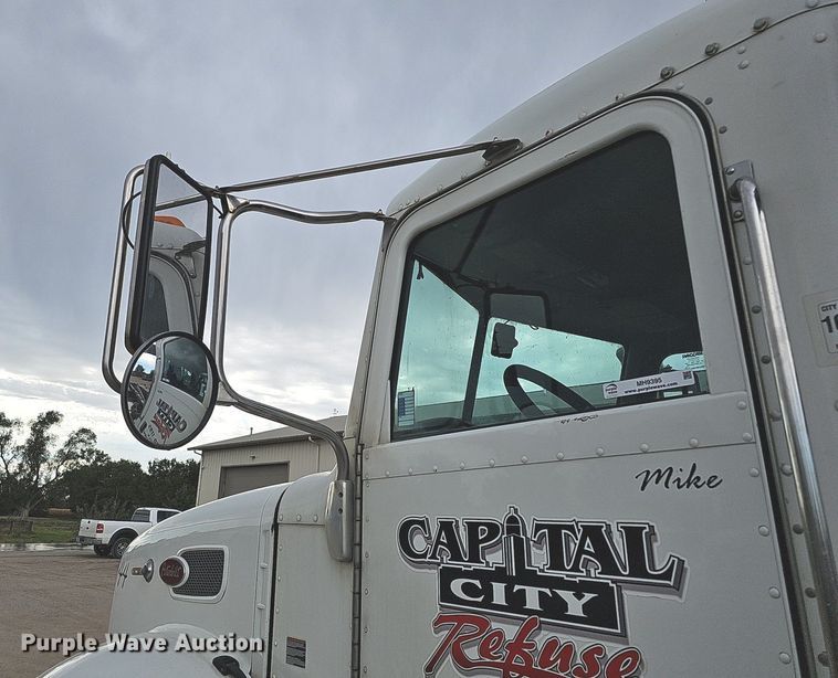 image for item MH9395 2014 Peterbilt 382  hook lift truck