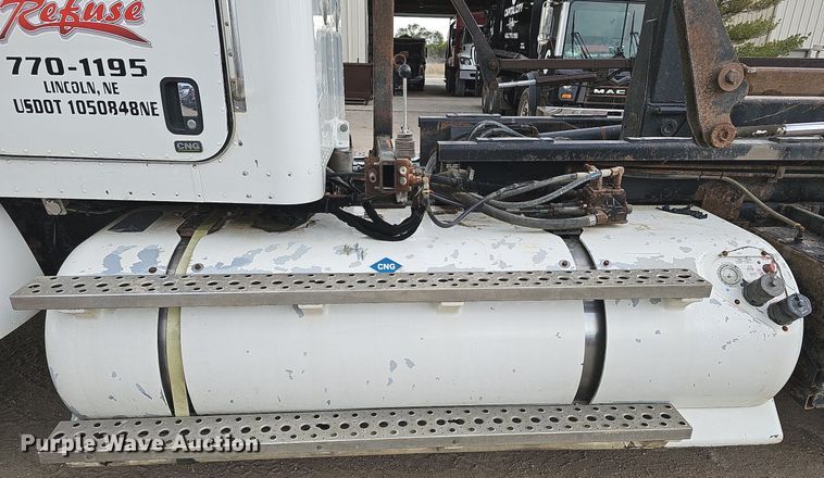 image for item MH9395 2014 Peterbilt 382  hook lift truck