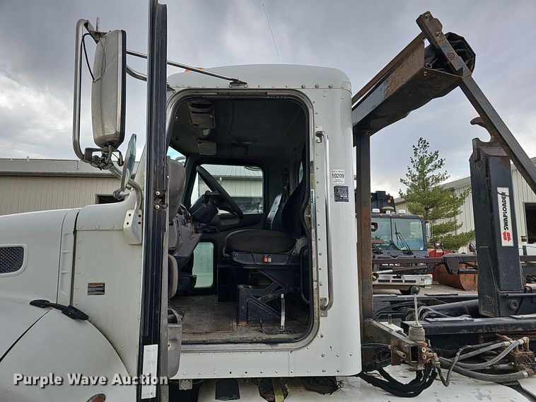 image for item MH9395 2014 Peterbilt 382  hook lift truck