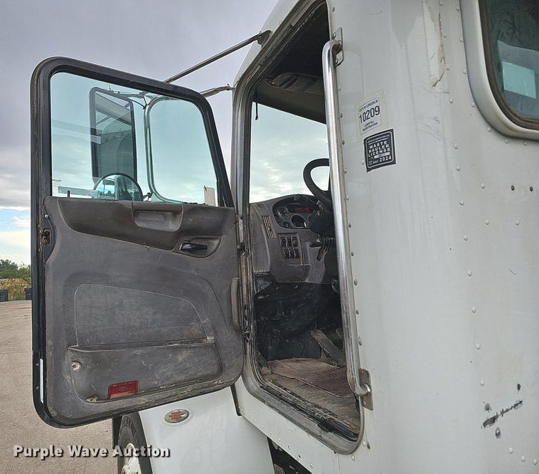 image for item MH9395 2014 Peterbilt 382  hook lift truck