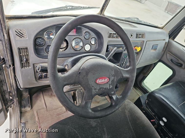 image for item MH9395 2014 Peterbilt 382  hook lift truck