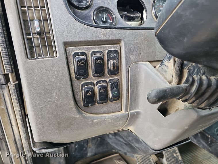 image for item MH9395 2014 Peterbilt 382  hook lift truck