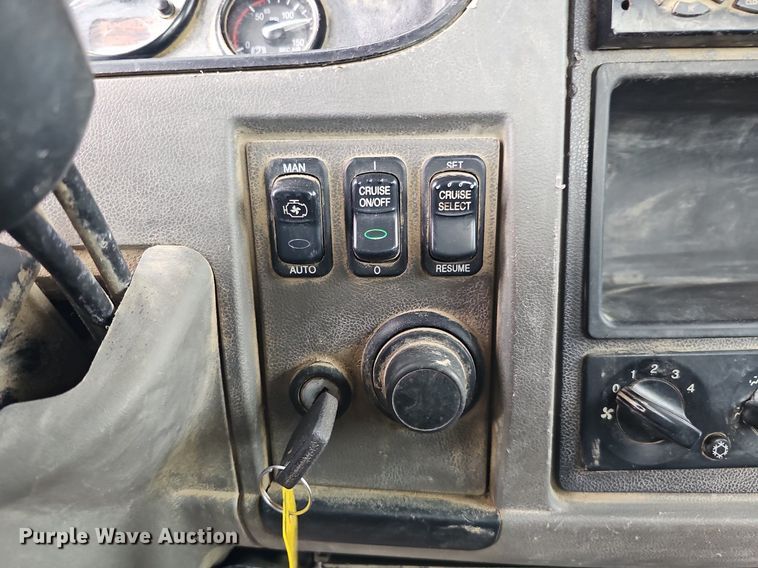 image for item MH9395 2014 Peterbilt 382  hook lift truck