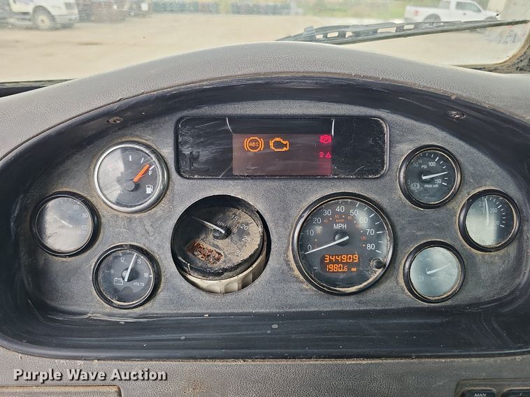 image for item MH9395 2014 Peterbilt 382  hook lift truck