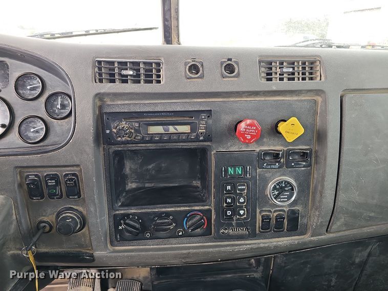 image for item MH9395 2014 Peterbilt 382  hook lift truck