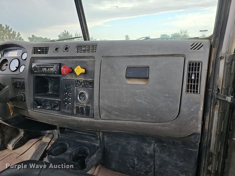 image for item MH9395 2014 Peterbilt 382  hook lift truck