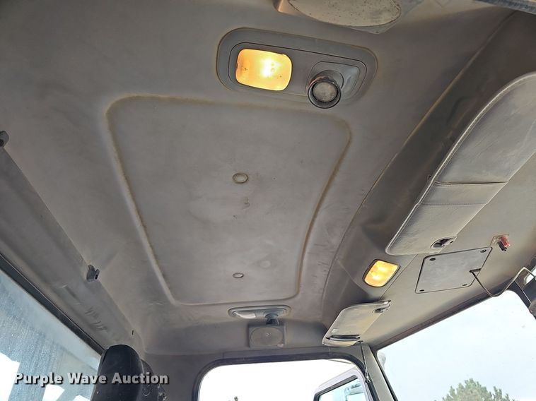 image for item MH9395 2014 Peterbilt 382  hook lift truck