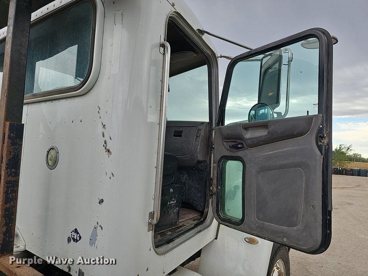 image for item MH9395 2014 Peterbilt 382  hook lift truck