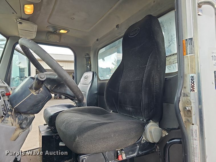 image for item MH9395 2014 Peterbilt 382  hook lift truck