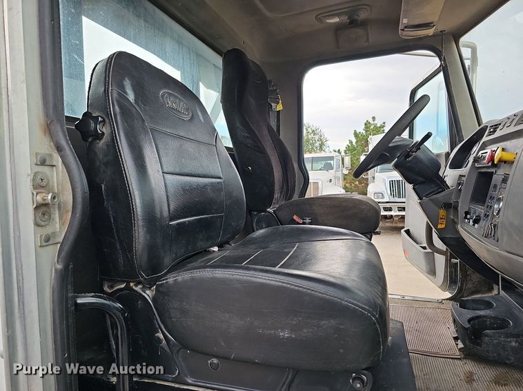 image for item MH9395 2014 Peterbilt 382  hook lift truck