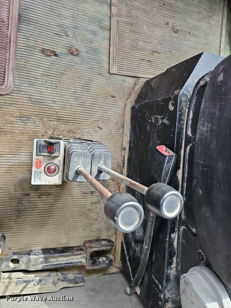 image for item MH9395 2014 Peterbilt 382  hook lift truck