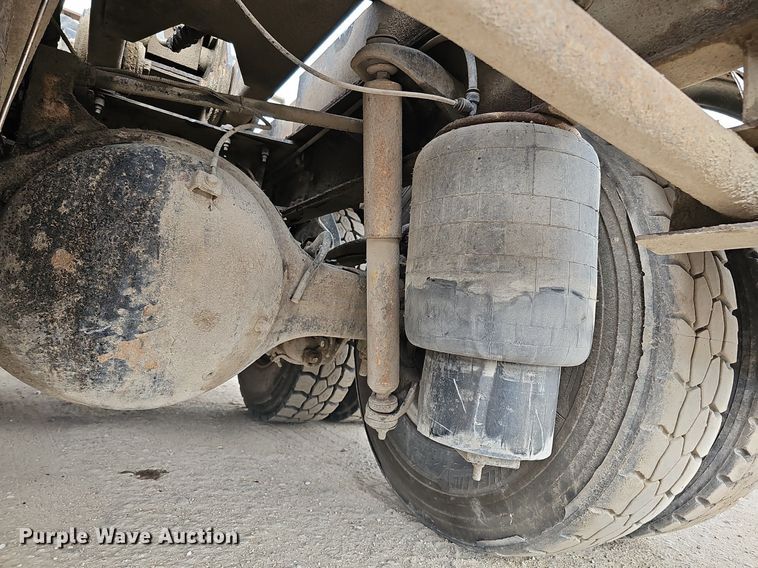 image for item MH9395 2014 Peterbilt 382  hook lift truck