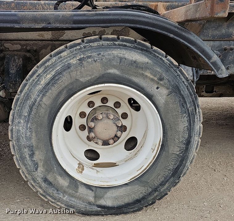 image for item MH9395 2014 Peterbilt 382  hook lift truck