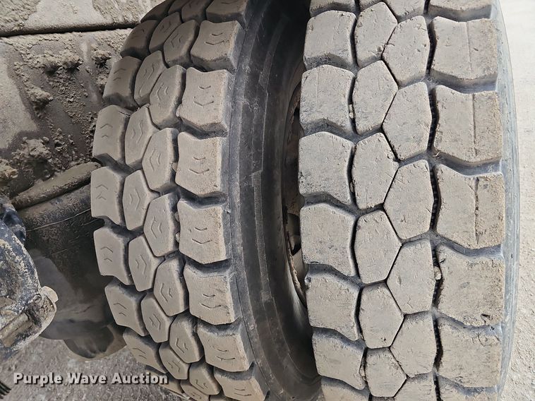 image for item MH9395 2014 Peterbilt 382  hook lift truck