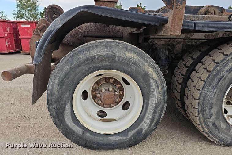 image for item MH9395 2014 Peterbilt 382  hook lift truck