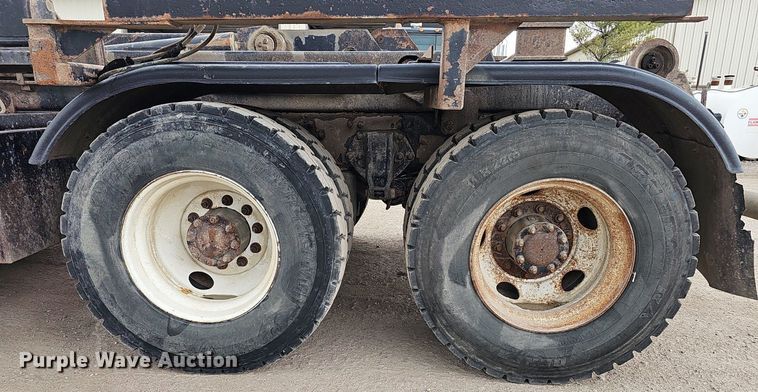 image for item MH9395 2014 Peterbilt 382  hook lift truck