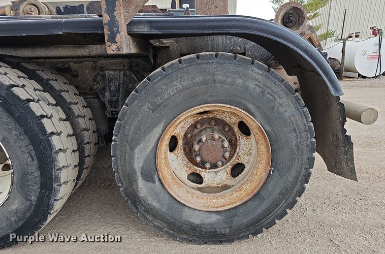 image for item MH9395 2014 Peterbilt 382  hook lift truck