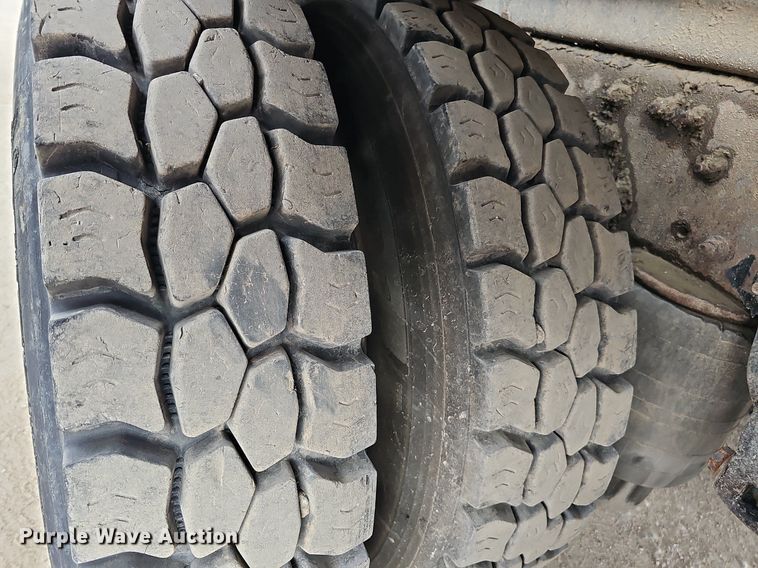 image for item MH9395 2014 Peterbilt 382  hook lift truck