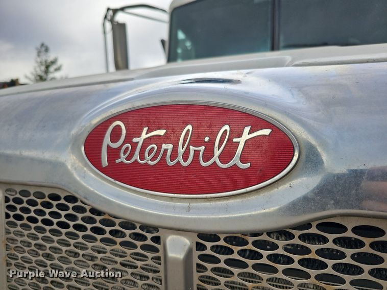 image for item MH9395 2014 Peterbilt 382  hook lift truck