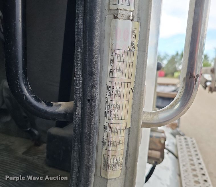 image for item MH9395 2014 Peterbilt 382  hook lift truck