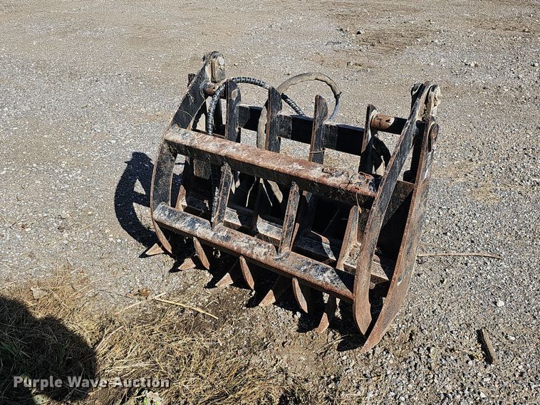 image for item MH9421 33"W compact utility loader root grapple bucket