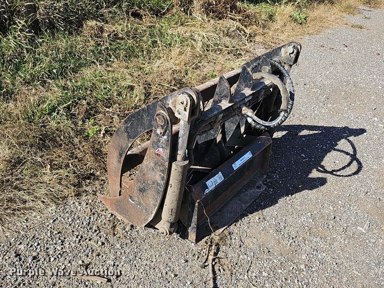 image for item MH9421 33"W compact utility loader root grapple bucket