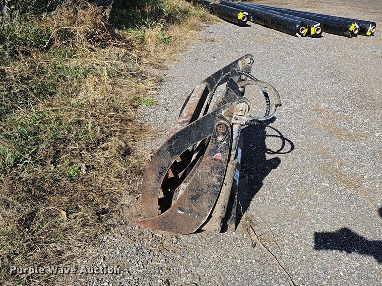 image for item MH9421 33"W compact utility loader root grapple bucket