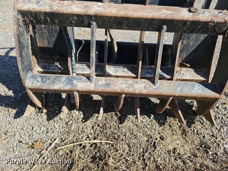 image for item MH9421 33"W compact utility loader root grapple bucket