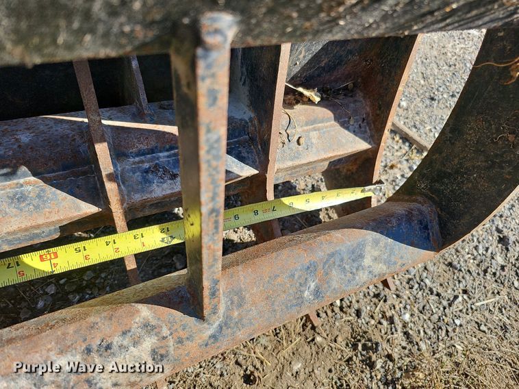 image for item MH9421 33"W compact utility loader root grapple bucket