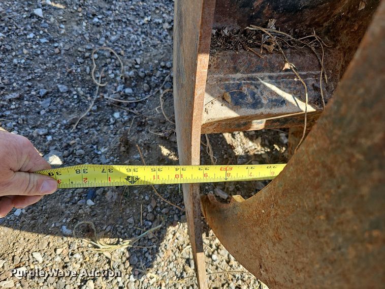 image for item MH9421 33"W compact utility loader root grapple bucket