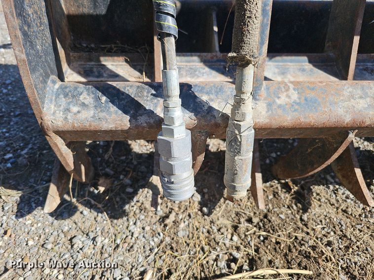 image for item MH9421 33"W compact utility loader root grapple bucket