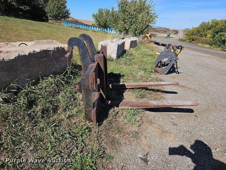 image for item MH9424 Caterpillar H64020014  wheel loader forks