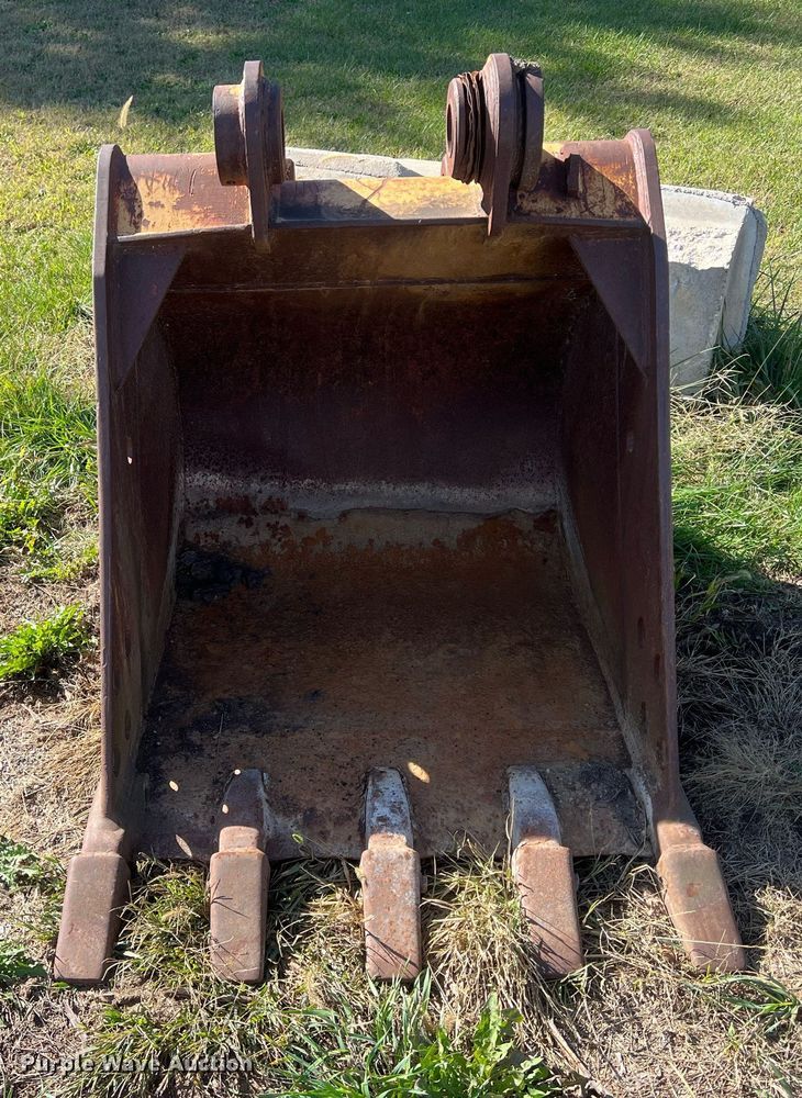 image for item MH9427 Caterpillar  42" W excavator bucket