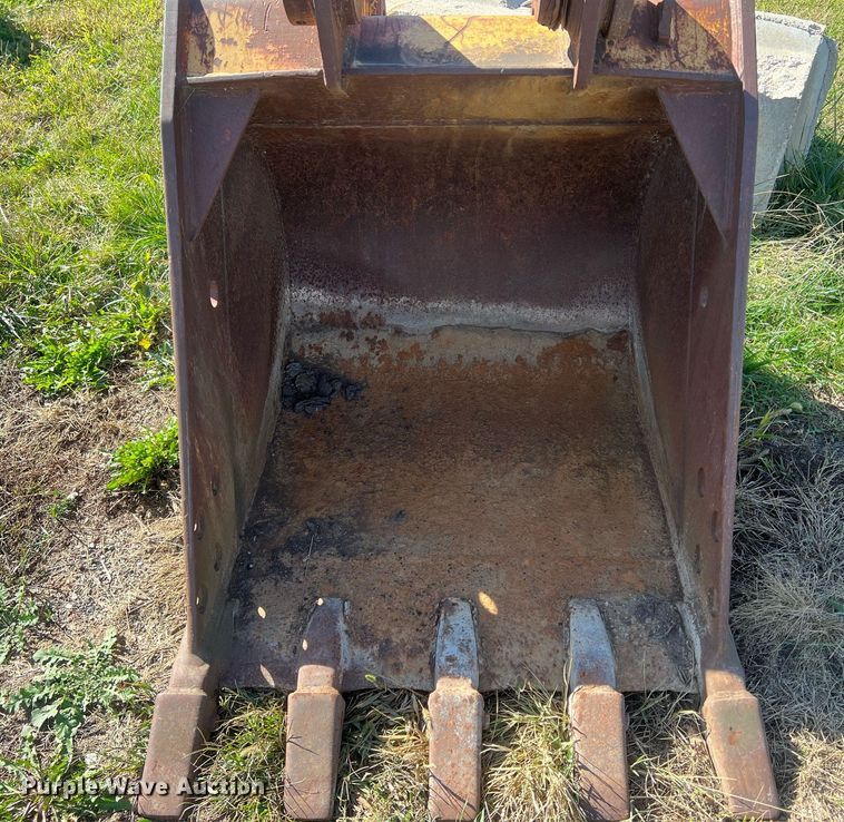 image for item MH9427 Caterpillar  42" W excavator bucket