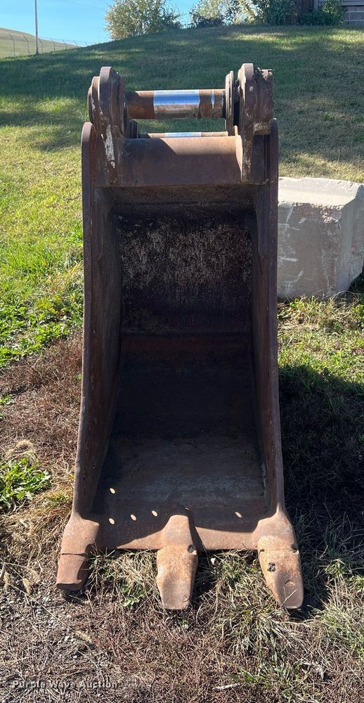 image for item MH9428 Caterpillar  30" W excavator bucket