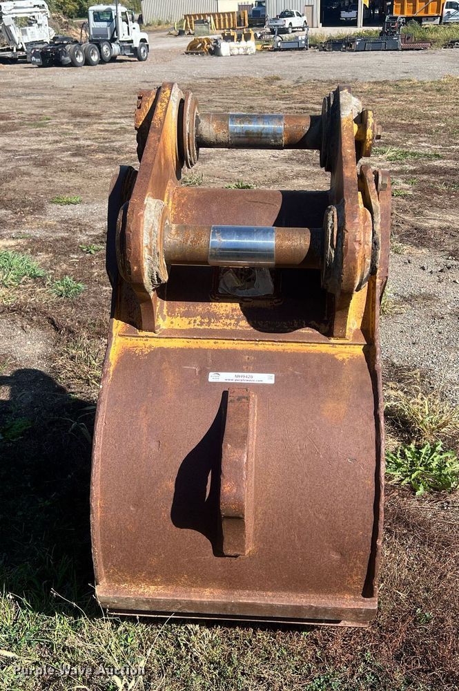 image for item MH9428 Caterpillar  30" W excavator bucket