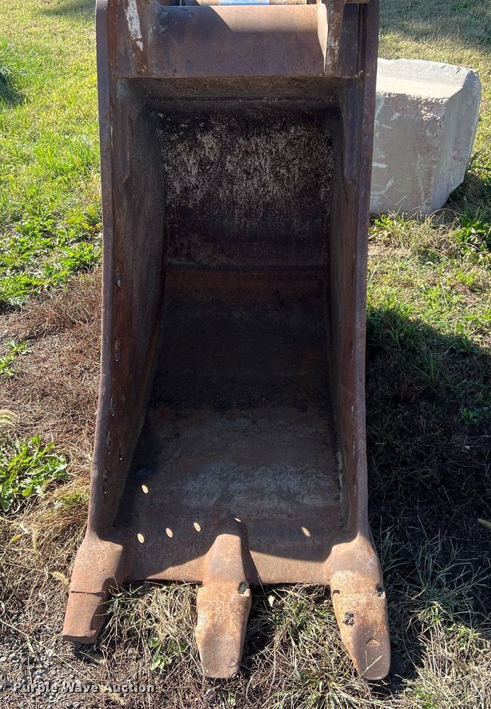 image for item MH9428 Caterpillar  30" W excavator bucket