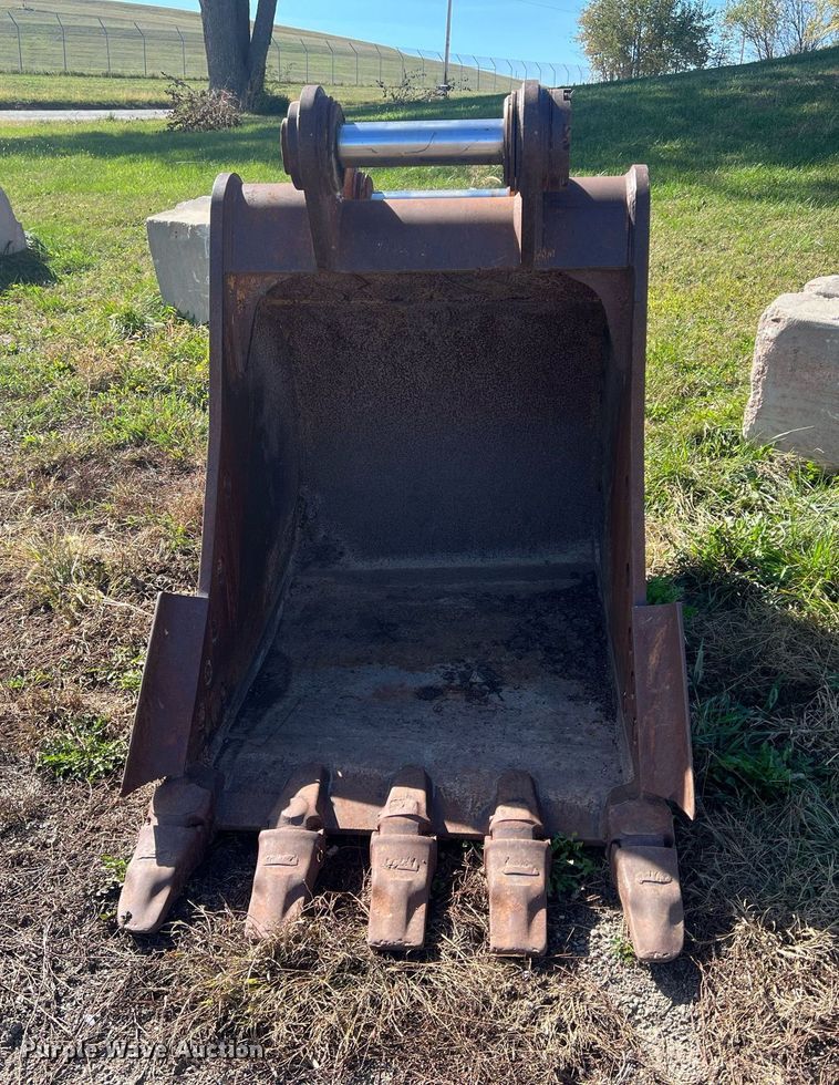 image for item MH9429 Caterpillar  42" W excavator bucket