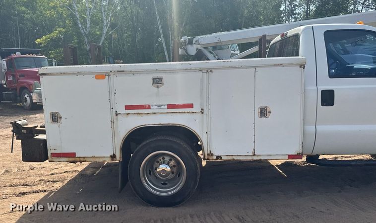 image for item MQ9441 2000 Ford F450 Super Duty  utility / service truck