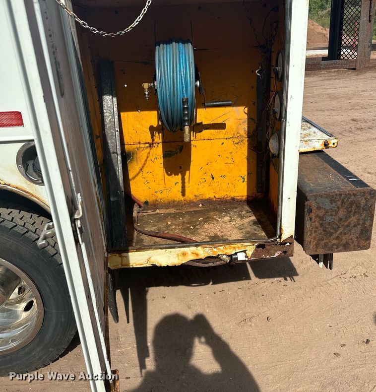 image for item MQ9441 2000 Ford F450 Super Duty  utility / service truck