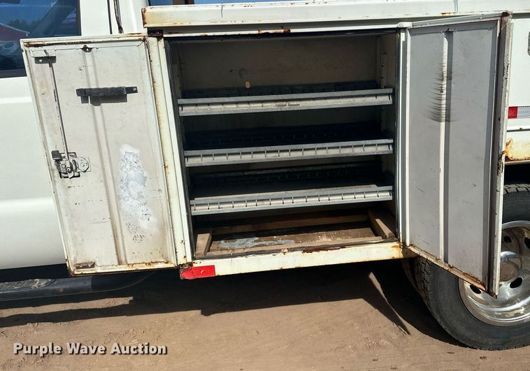 image for item MQ9441 2000 Ford F450 Super Duty  utility / service truck