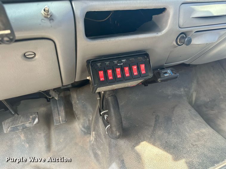 image for item MQ9441 2000 Ford F450 Super Duty  utility / service truck