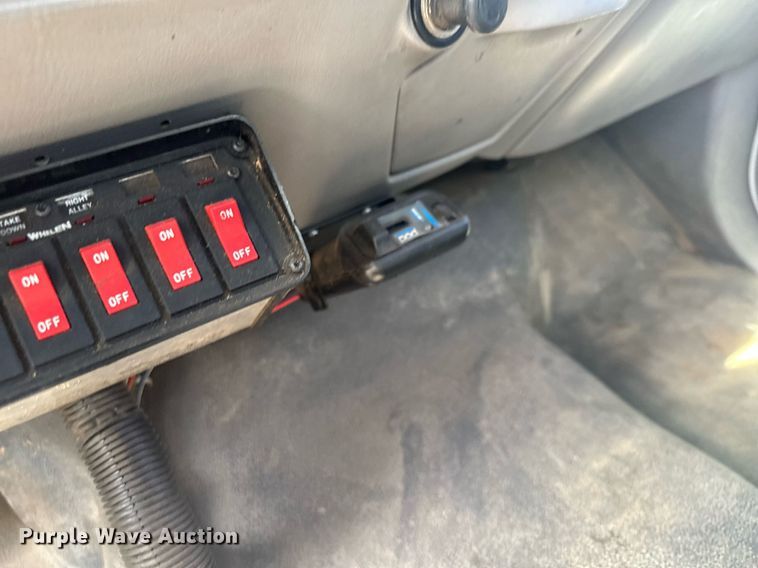 image for item MQ9441 2000 Ford F450 Super Duty  utility / service truck