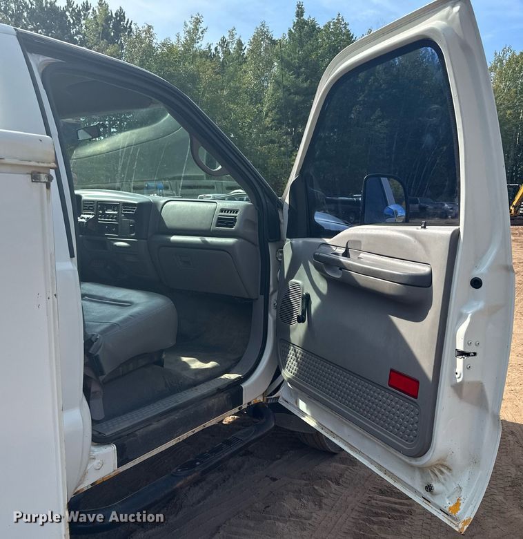 image for item MQ9441 2000 Ford F450 Super Duty  utility / service truck