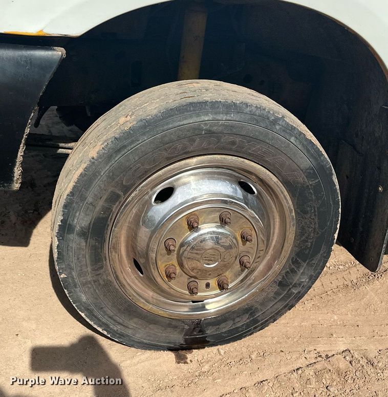 image for item MQ9441 2000 Ford F450 Super Duty  utility / service truck