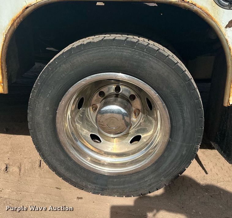 image for item MQ9441 2000 Ford F450 Super Duty  utility / service truck