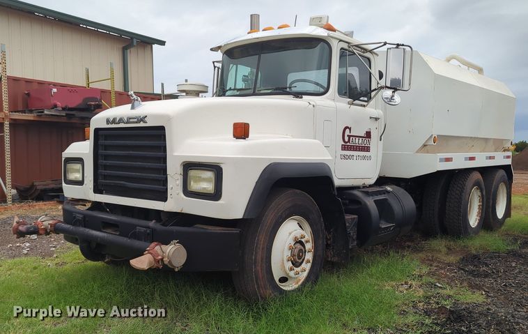 image for item MX9452 2000 Mack RD688S  water truck